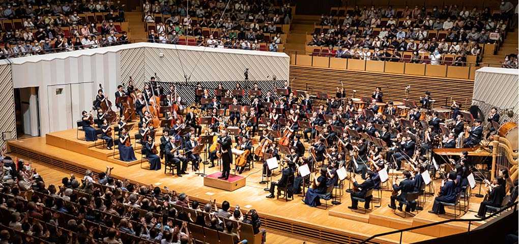 ステージ上の東京交響楽団写真