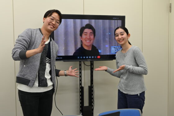 オンラインで会議に参加した原田慶太楼さんを真ん中に、記念写真を撮るプロデューサーの二人。