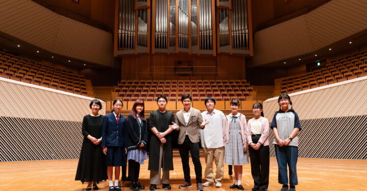 大西さん、矢崎さん、受講生の集合写真。横一列に並んで立ち、大西さんは中央で両手を小さく広げている。