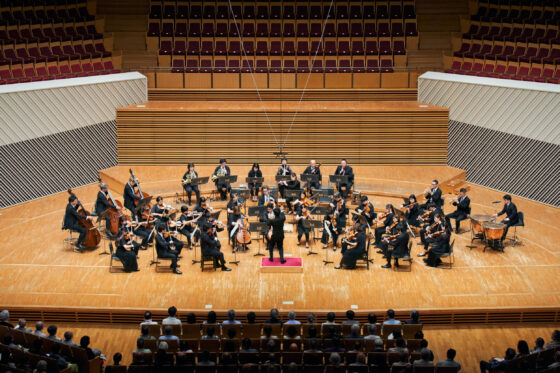モーツァルト・マチネ第58回にて、ステージ上で演奏する東京交響楽団の様子