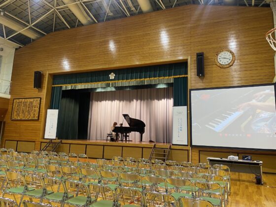 会場の写真。ステージの右横には大きなスクリーンが設置され、演奏する手元が映し出されている。